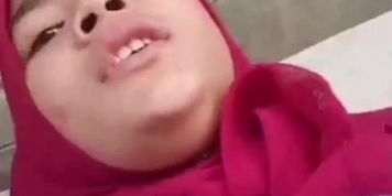 Jilbab Ngentot Di Belakang Rumah, Memeknya Masih Merah (Old Man)