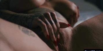 Tattooed babe Scarlett Sage fingers Jessie Lee asian pussy