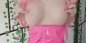 Koneko cosplays Barbie (Dolores Dirty)