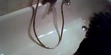 Hot gf in bath shaving her pussy