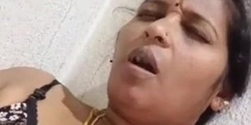 ??Busty Tamil Aunty Showing & Fingering Big Pussy?