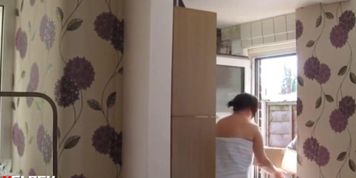 woman flashes delivery guy