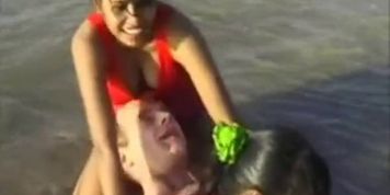 2 Indian girls with white guy in beach have fun blowjob 
