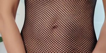 La GATTINA ECCITATA IN RETE NERA si masturba, PISCIA NELLA SUA CIOTOLA E SQUIRTA - Miele Blanco Pee (Catwoman)