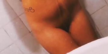 Me estoy ba&ntilde;ando y me doy cuenta que me est&aacute;n grabando 