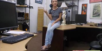 Sexy teen Kiley Jay gives a blowjob before fucking
