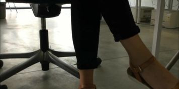 CANDID FEET #7  UNDER TABLE (FACESHOT)
