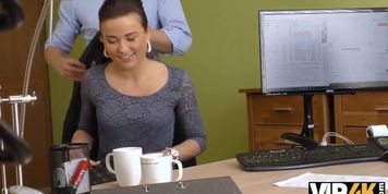 VIP4K. La chica necesita dinero para la bicicleta, asi que por que ella satisface al gerente de prestamos?