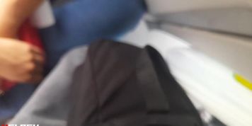 flash bulge mujer sentada en bus piernotas 01
