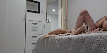 joven argentina paga el hospedaje con sexo