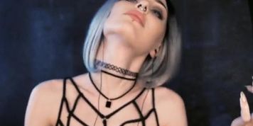 gotica hermosa increible sonidos masejeando su rico culo
