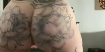 Tatted big booty white girl twerking