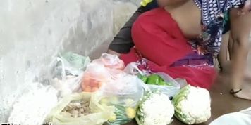 Sabji Bechne Wali Larki Ko Kutiya Banakar Gand Maar Liya (IndianDesiSex)