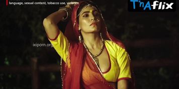 Rumi Hande Sexy Scene  in Gulabo