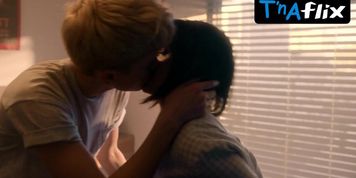 Mae Martin Lesbian Scene  in Feel Good