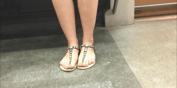 CANDID FEET #13  BLONDIE (FACESHOT)