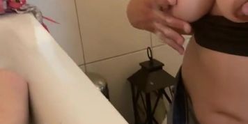 Mitbewohner beim Baden &uuml;berrascht