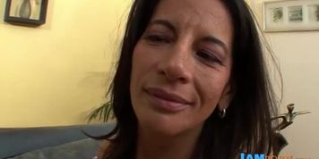 Teen comes after milf munches on her