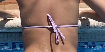 Me ayudas a salir de la piscina? ?? by beatrixarias from OnlyFans | Coomer