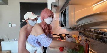 一边做早餐，一边做爱，嘴和阴道都要被满足 (Eva Elfie)
