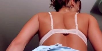 The amazing Sara Caus Showimg her body
