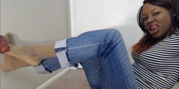 Ebony Toejob to Dildo while wearing Pantyhose and Jeans