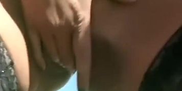 Delfynn Delage bais&eacute;e &agrave; la plage (2002) (Jenny Anne)