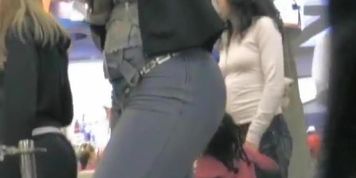 Street candid video of an amazing-looking huge fanny