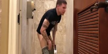 Hotel bathroom hookup- Public fuckin'
