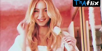 Sydney Sweeney Sexy Scene  in Revista Cosmopolitan