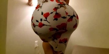 LEI TWERKING SUL MIO CAZZO CON UN ENORME CULO - PAWG CULO E