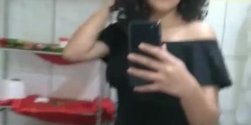 Joven hermosa ense&ntilde;a su rica tetas mientras las toca y las lleva a su boca con el peson bien exitado