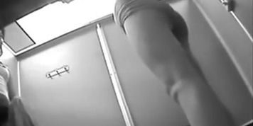 2 Teen Girls In LockerRoom