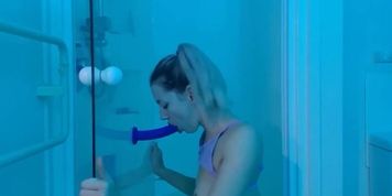 SEXY TEEN PLAY WITH DILDO IN BATH