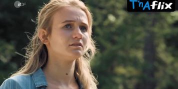 Leonie Wesselow Sexy Scene  in Der Bergdoktor