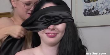 Ersties - Intensiver Lesben-Sex mit Augenbinde &iuml;&iquest;&frac12; meine Sammlung