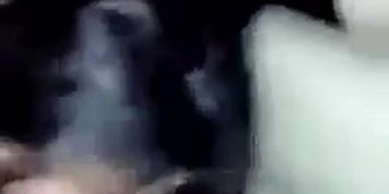 Novia haciendo un rico pete en el auto