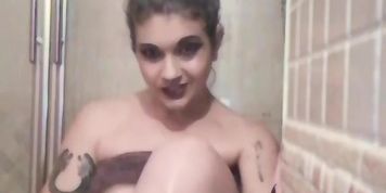 Qu&eacute; me gusta una duchita ?? Quieres ver qu&eacute; m&aacute;s hay bajo la .. by nynfett from OnlyFans | Coomer