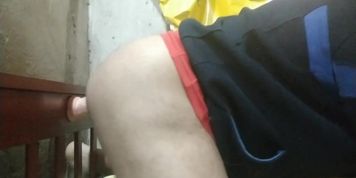 Argentino jugando con un dildo