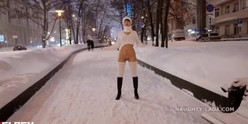 Chica sexi en la calle helada con gente pasando