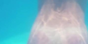 Jovencita se desnuda debajo del agua, culo grande en piscina