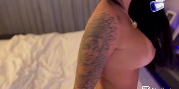 Peguei a morena safada se masturbando sozinha n&atilde;o aguentei e dei rolada na buceta da gostosa (Leah Gotti)