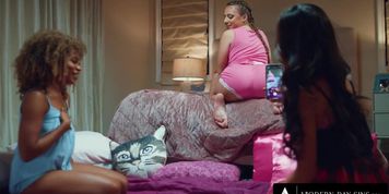MODERN-DAY SINS - HORNY Teen Babes Try Squirting In SUPER WET THREESOME! SPANISH SUBTITLES (Gia Derza, Jenna Foxx, Vina Sky)