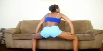ass twerking feet