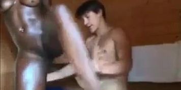 Putaria sexo na sauna comendo negona gostosa