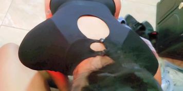Jovencita tetona y sus ricos sentones. Gime de placer