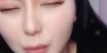 Chinese girl talking about sex experience on cam