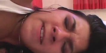 Morena rabuda  linda e gostosa gemendo e gozando dando a bucetinha e o cusinho bem gostoso