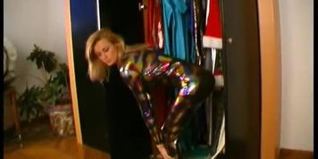 Blonde Magdi in glitterin spandex