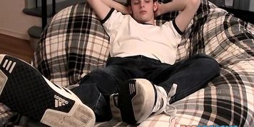 Twink Jarrod Prince has a suckable toe that you will lust for